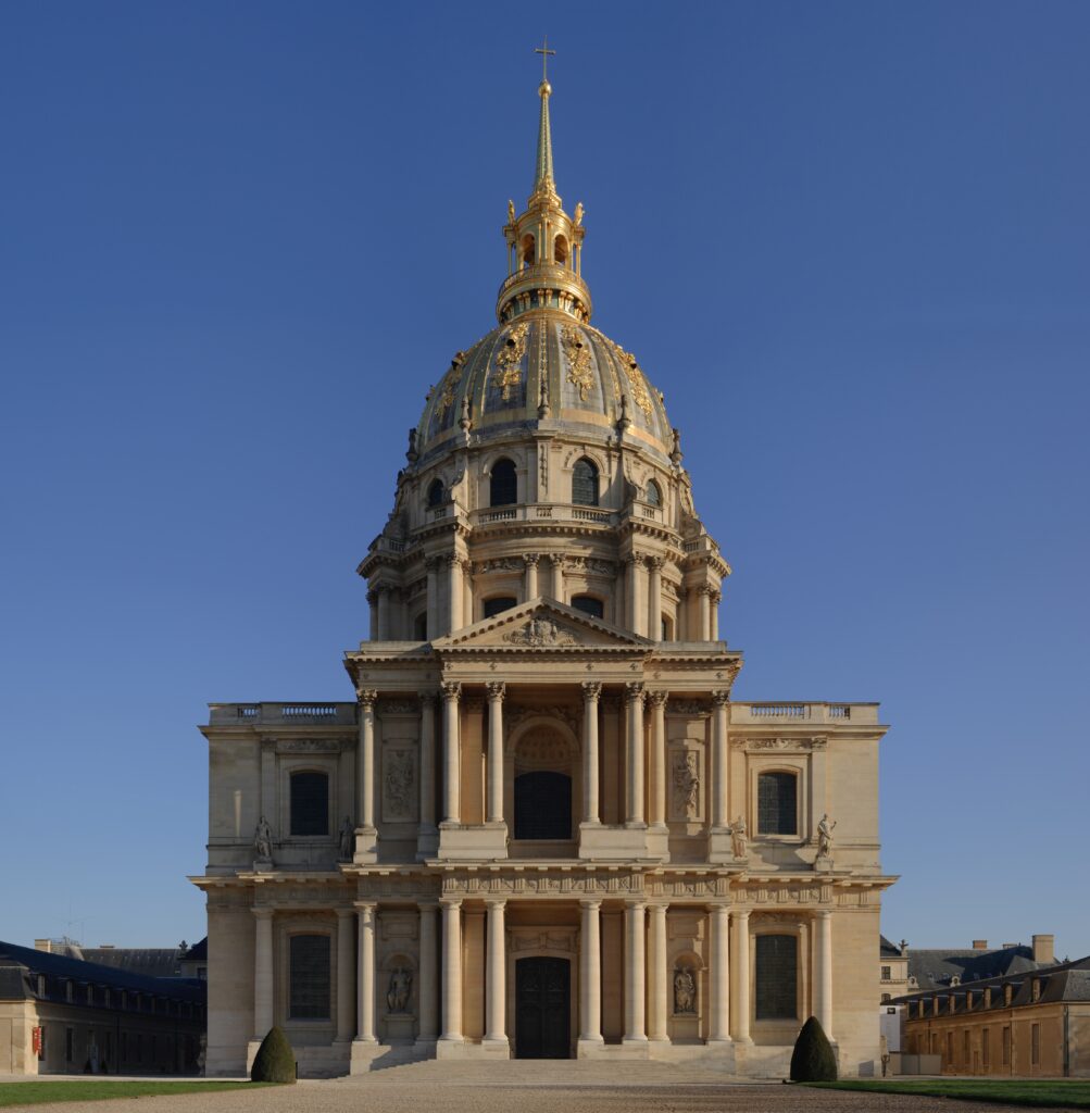 Cupola aurie a Hotelului Național des Invalides din Paris, fundal senin de cer albastru.