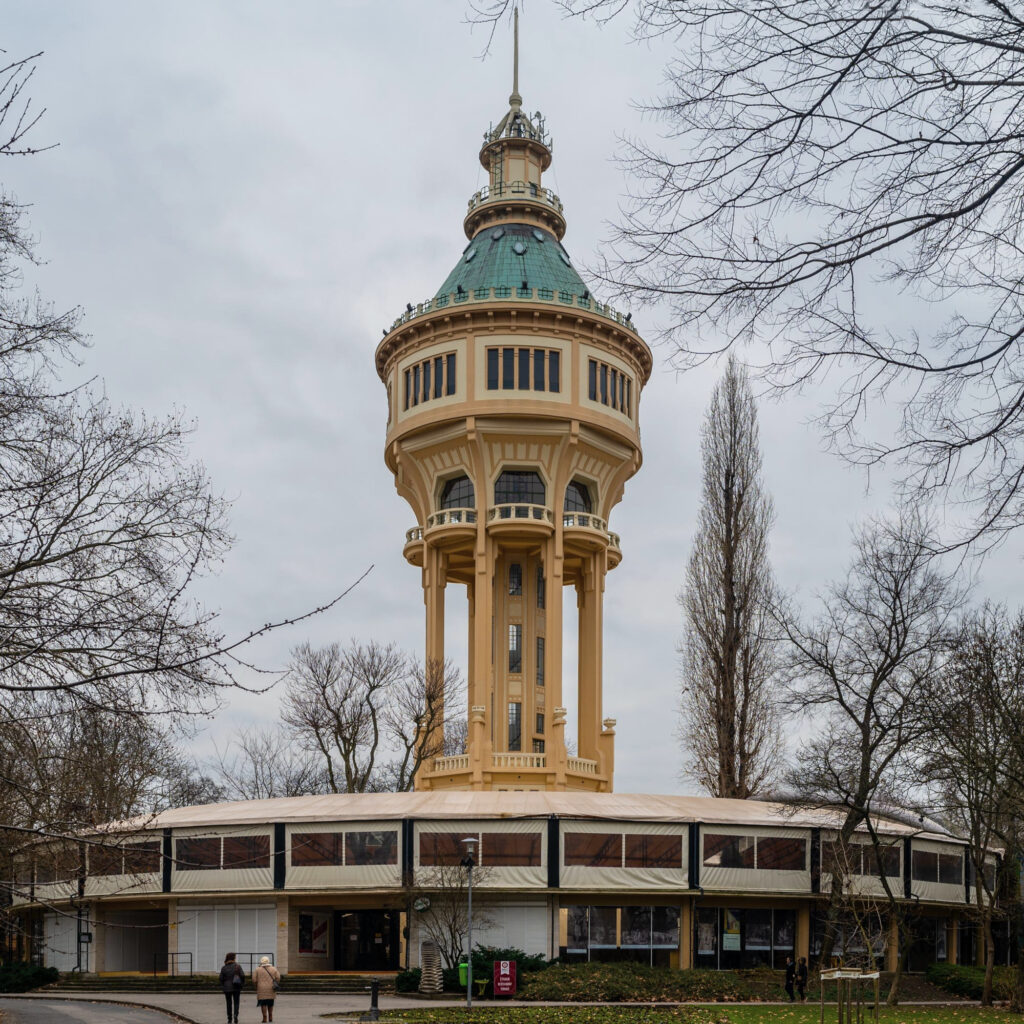 Turnul de apă iconic de pe Insula Margareta în Budapesta, înconjurat de copaci lipsiți de frunze.