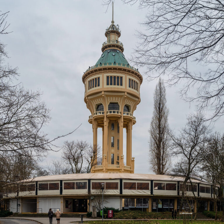 Turnul de apă iconic de pe Insula Margareta în Budapesta, înconjurat de copaci lipsiți de frunze.