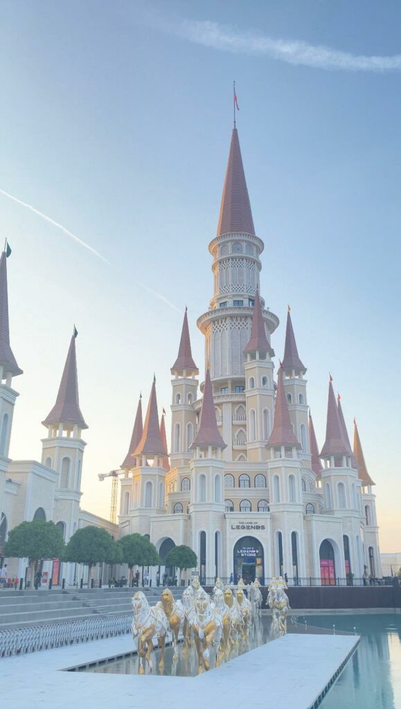 Foto del castello di Land of Legends Theme Park e delle statue di cavalli dorati, destinazione iconica ad Antalya.