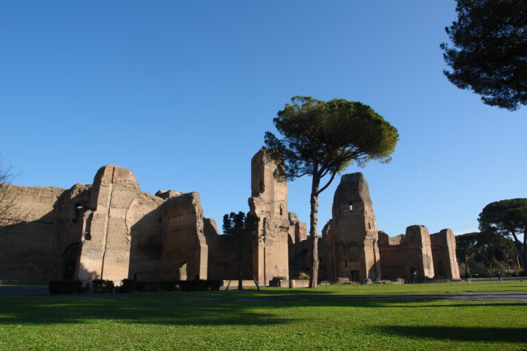 Ruinele Terme di Caracalla din Roma, vedere sub cer senin.