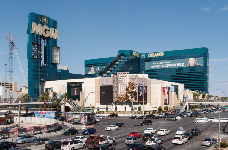 Facciata iconica del MGM Grand Las Vegas con la statua del leone dorato.