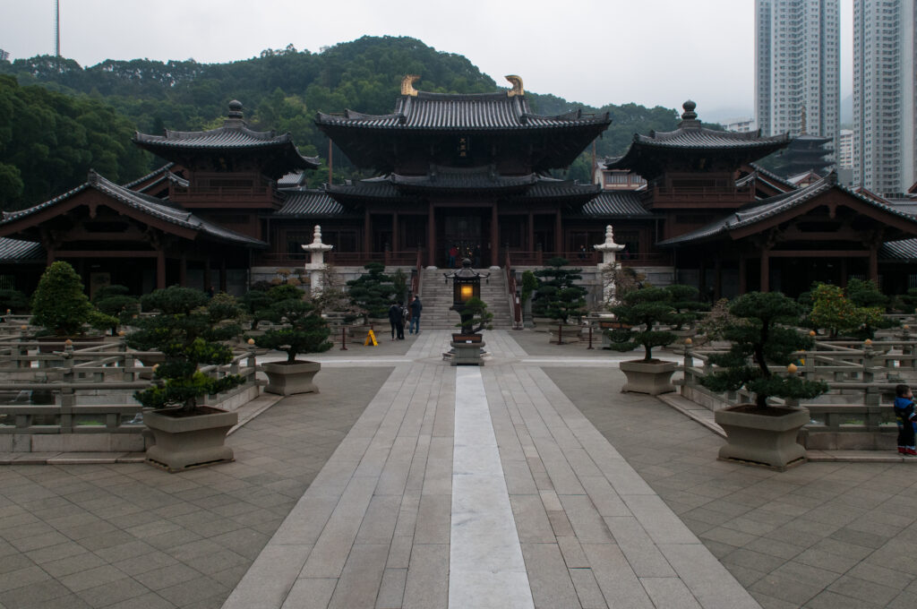 Vista panoramica del tempio Chi Lin Nunnery a Hong Kong, con dettagli architettonici e giardini tradizionali.