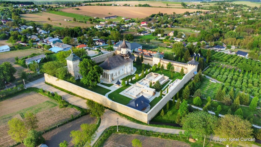 Vista aerea del Monastero di Probota e dei suoi dintorni, un importante punto di riferimento storico in Romania.