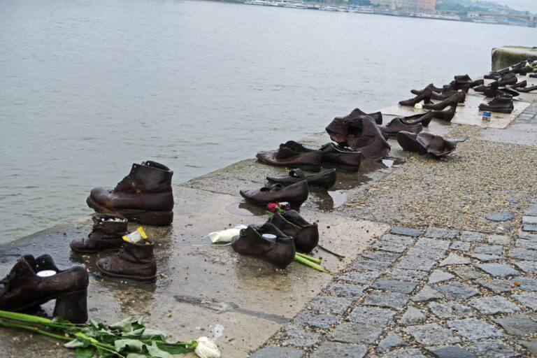 Memorialul Pantofilor pe Malul Dunării Budapesta, pantofi din fier amplasați pe marginea apei ca simbol al comemorării.