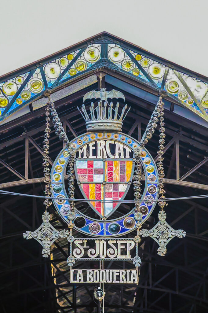 Detalii ale intrării Mercat de la Boqueria, celebra piață din Barcelona.
