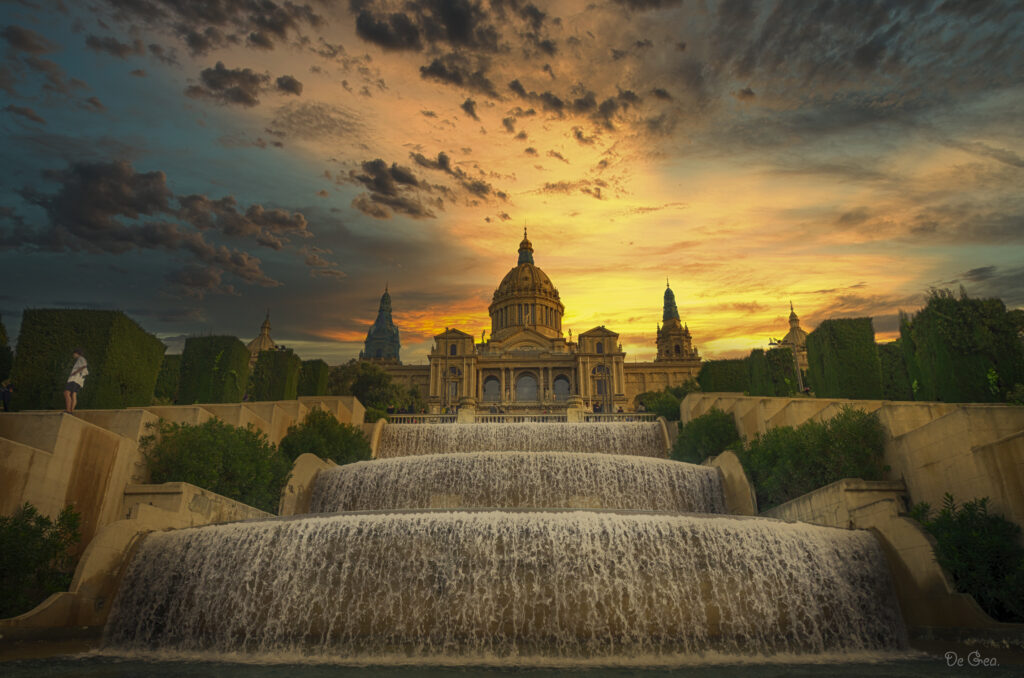 Apus la Montjuic Barcelona cu cascade și Palatul Național vizibil pe fundal.