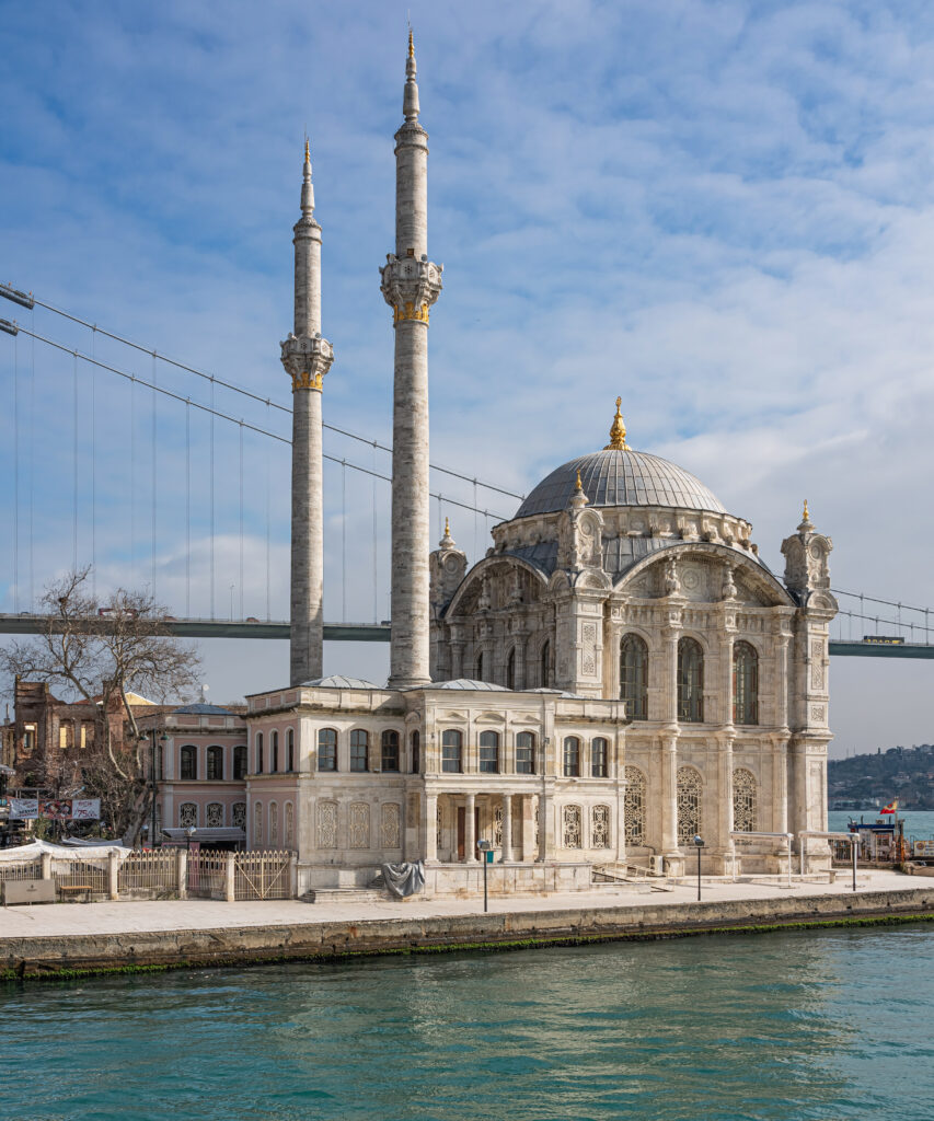 Moschea Ortakoy a Istanbul, vista esterna sulla riva del Bosforo, con il ponte sullo sfondo.