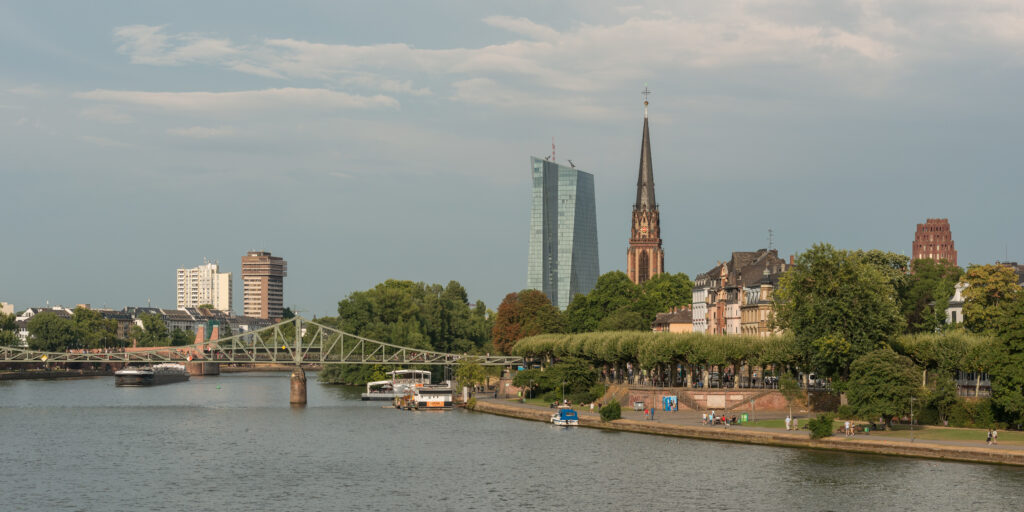 Veduta di Museumsufer Francoforte con il fiume Meno, ponte e edifici iconici sullo sfondo.