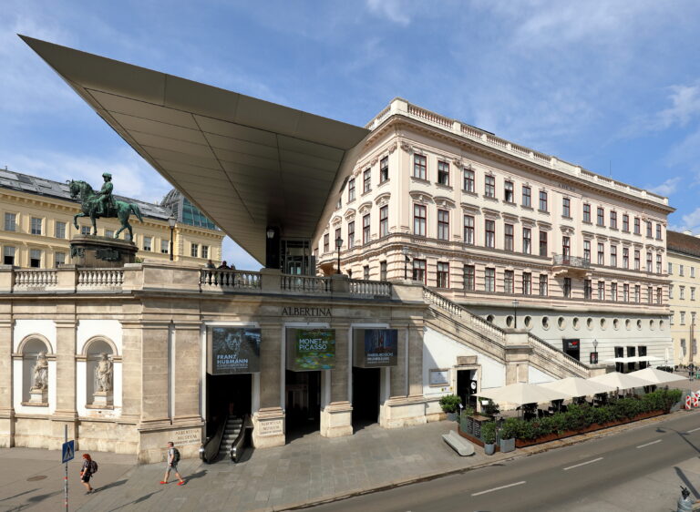 Muzeul Albertina din Viena, cu designul modern și statuia ecvestră, o destinație culturală deosebită.