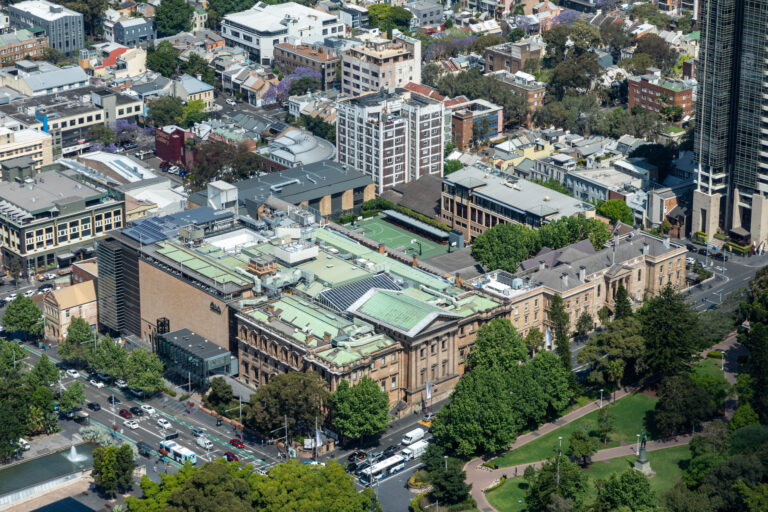 Vista aerea del Museo Australiano di Sydney che evidenzia l'edificio storico e i dintorni urbani.