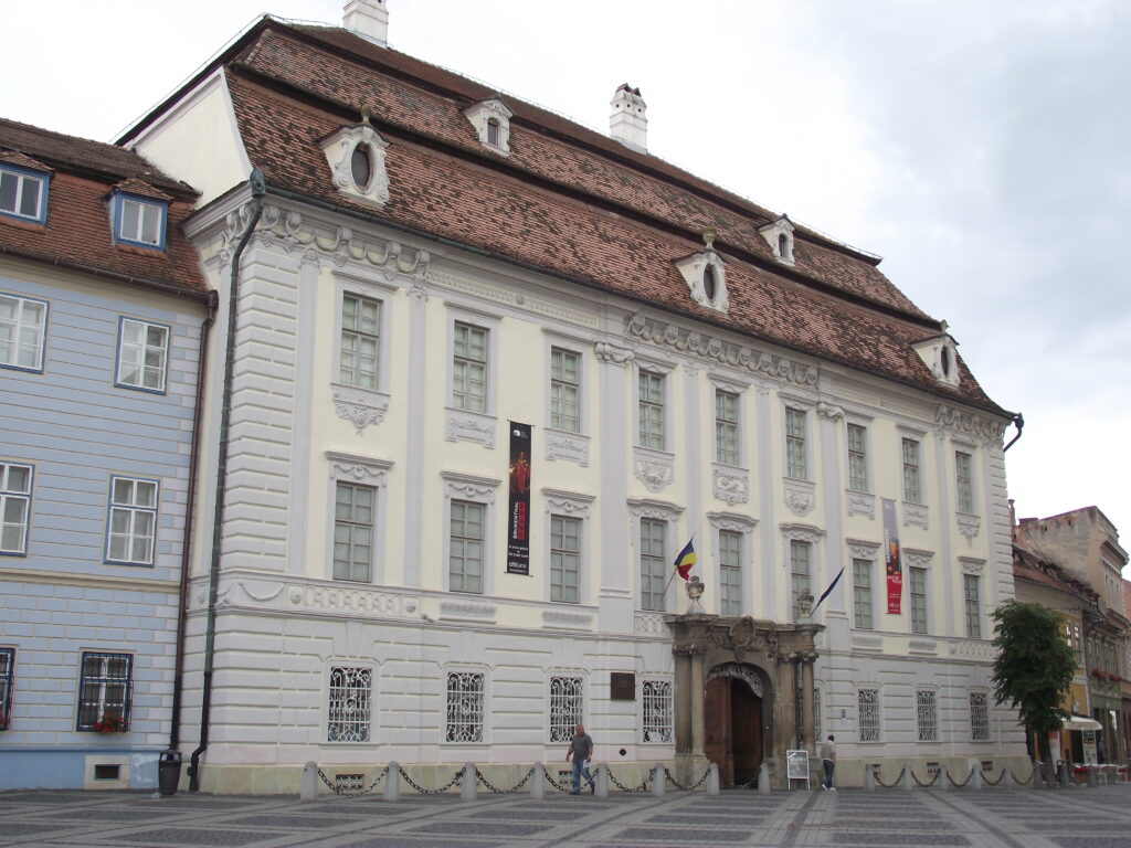 Palazzo Brukenthal a Sibiu, vista frontale, architettura barocca.