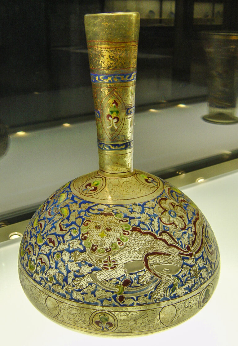 Vaso decorativo islamico esposto al Museo Gulbenkian di Lisbona.