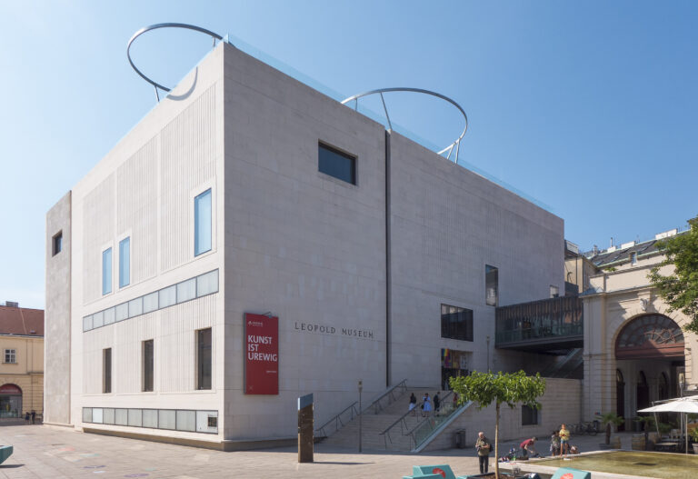 Vista esterna del Leopold Museum di Vienna, parte del MuseumsQuartier, con dettagli architettonici moderni.
