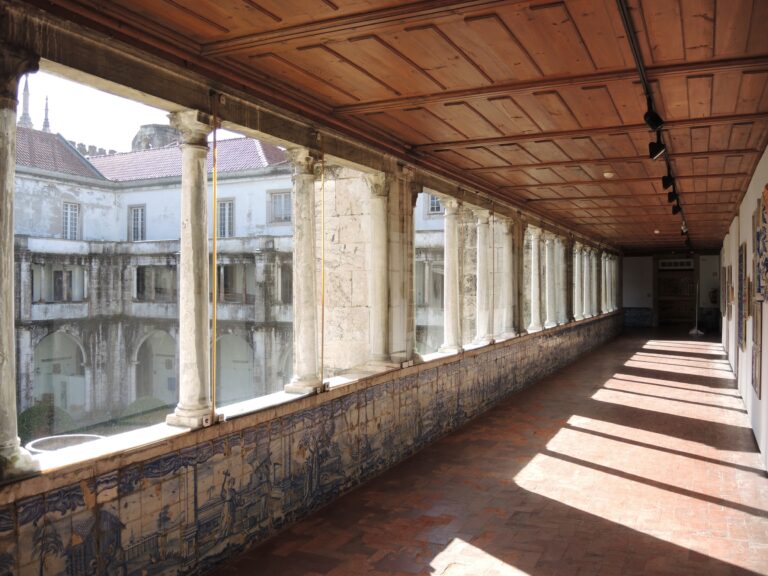 Corridoio con piastrelle di ceramica nel Museo Nazionale della Ceramica di Lisbona, con colonne e soffitto in legno.