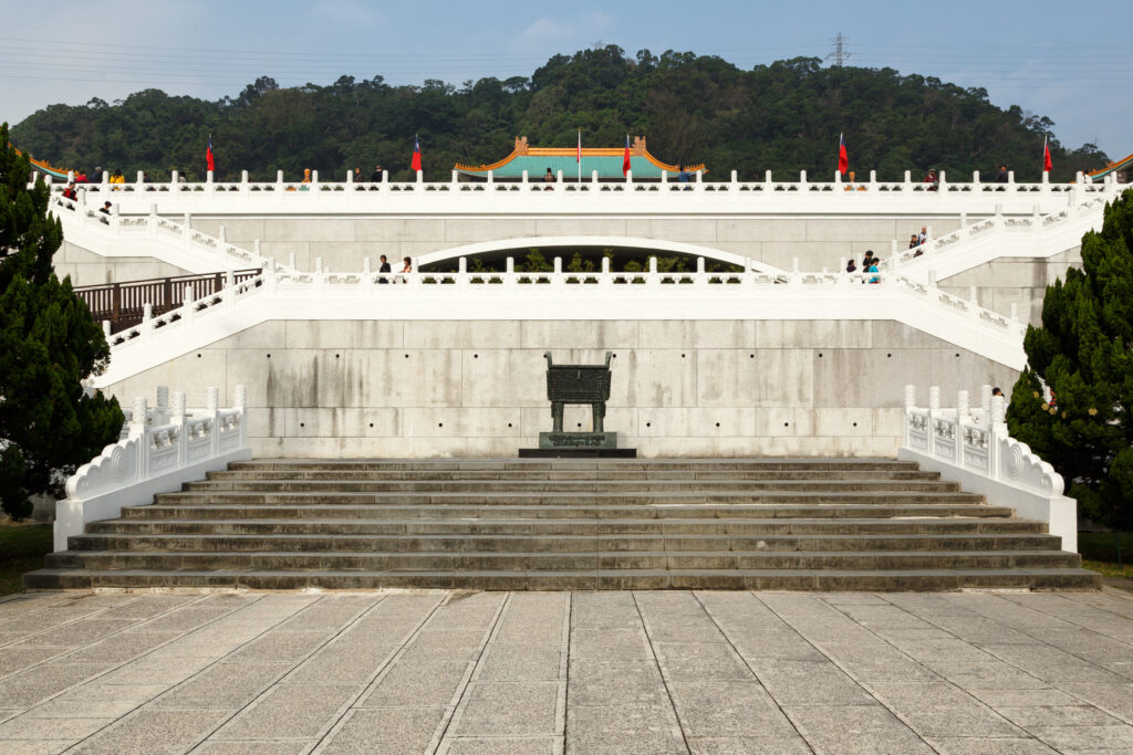 Facciata del Museo Nazionale del Palazzo di Taipei con scale e dettagli architettonici.