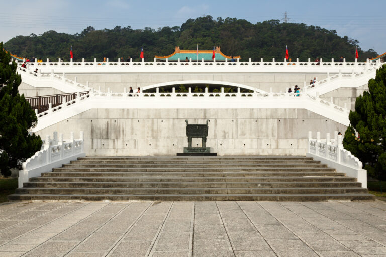 Facciata del Museo Nazionale del Palazzo di Taipei con scale e dettagli architettonici.