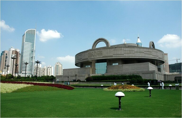Museo di Shanghai che mostra la sua architettura circolare unica e i suoi dintorni verdi vibranti.