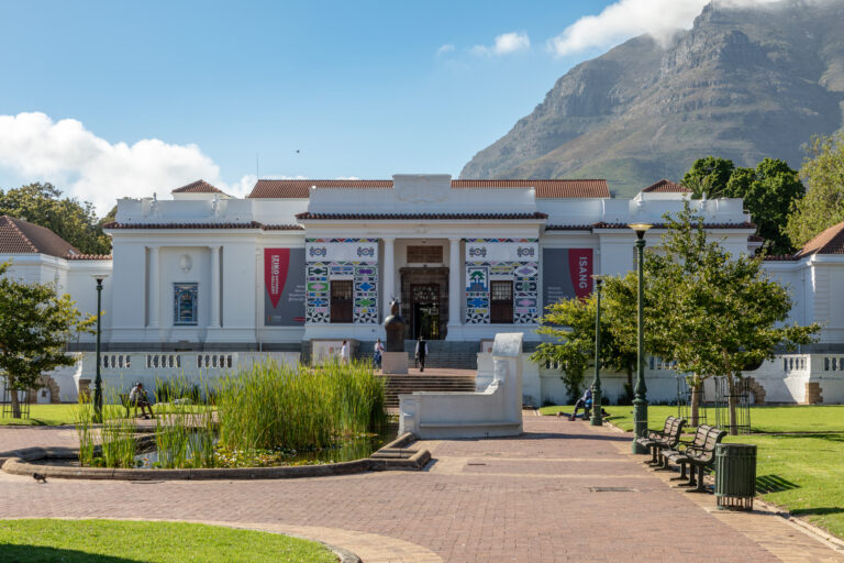 Ingresso principale del Museo Sudafricano a Cape Town con paesaggio montuoso sullo sfondo.