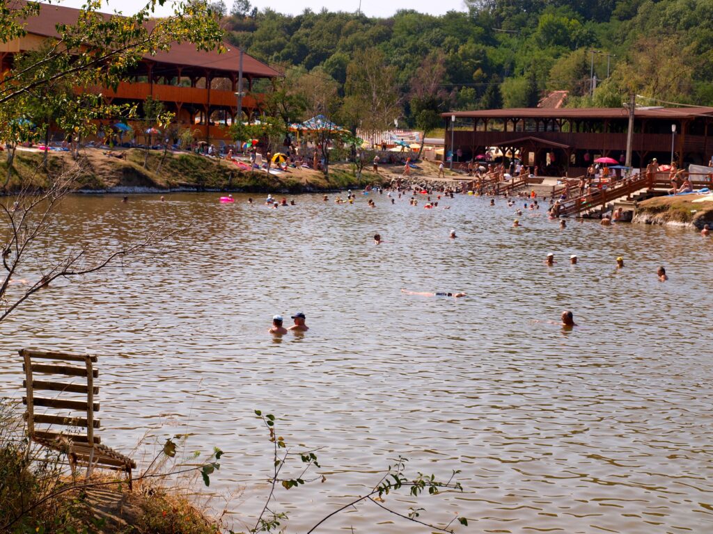 Ocna Sibiului - Lac sărat cu turiști și facilități recreative.