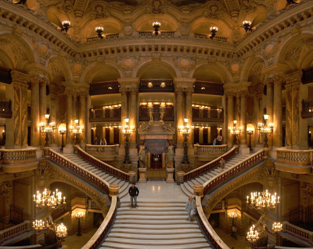 Scara impresionantă cu candelabre ale Operei Garnier în Paris, Franța.