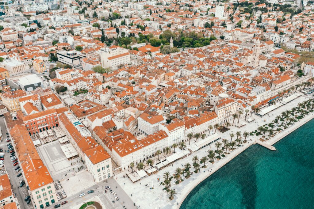 Vedere aeriană a Orașului Vechi din Split, Croația, cu acoperișuri roșii și faleze de-a lungul coastei.