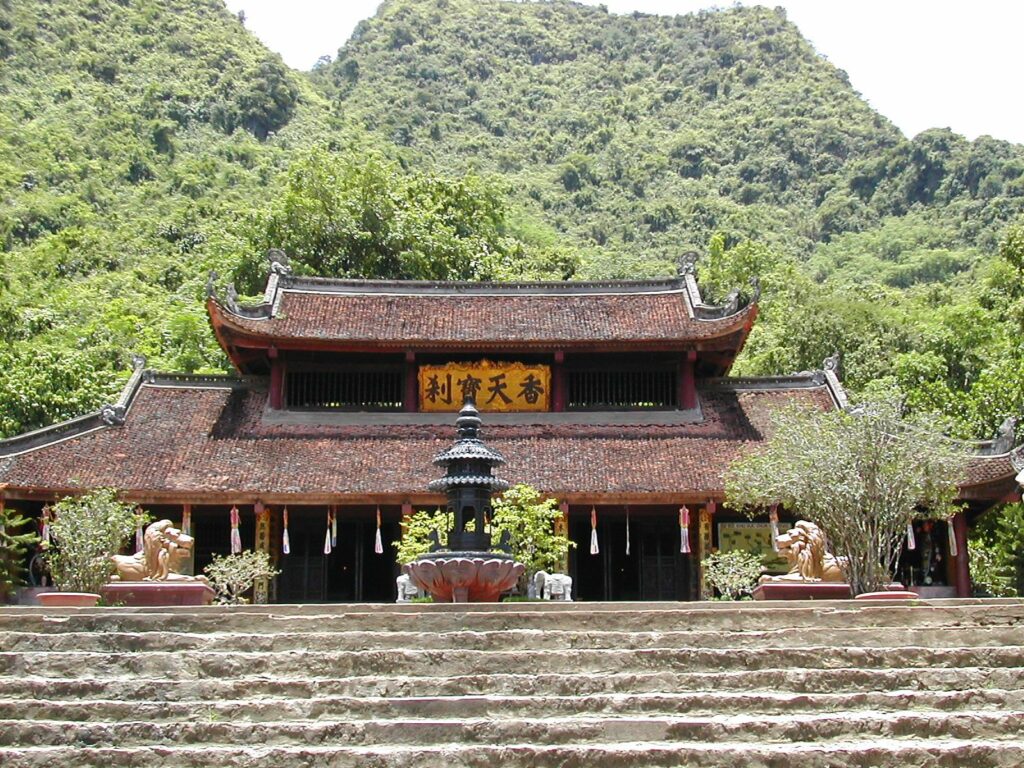 Tempio principale della Pagoda del Profumo in Vietnam, circondato da una natura pittoresca.