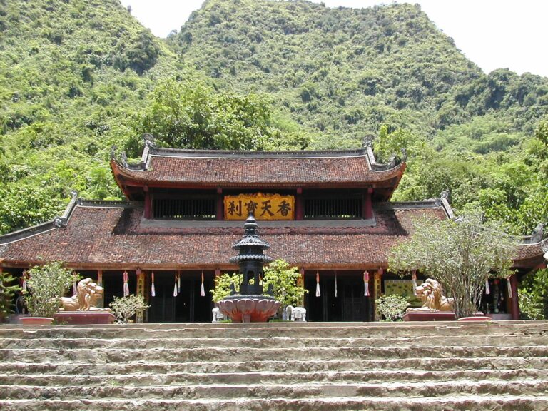 Tempio principale della Pagoda del Profumo in Vietnam, circondato da una natura pittoresca.