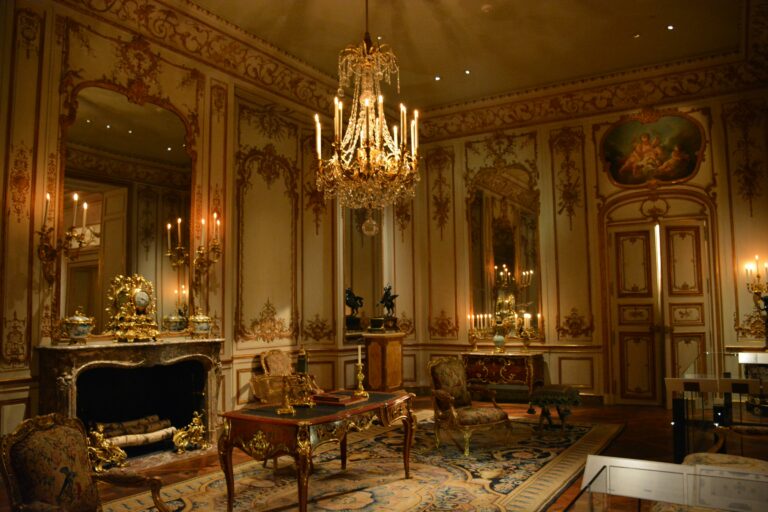 Interior fastuos al unei camere din Grand Masters Palace Valletta, cu mobilier regal și candelabru spectaculos.