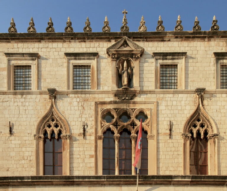 Facciata del Palazzo Sponza, un edificio storico a Dubrovnik, Croazia, con architettura gotica e rinascimentale.