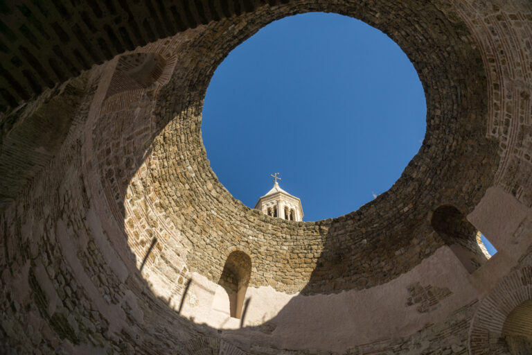 Cupola Palatului lui Diocletian în Split, Croația, surprinsă într-un cadru spectaculos.