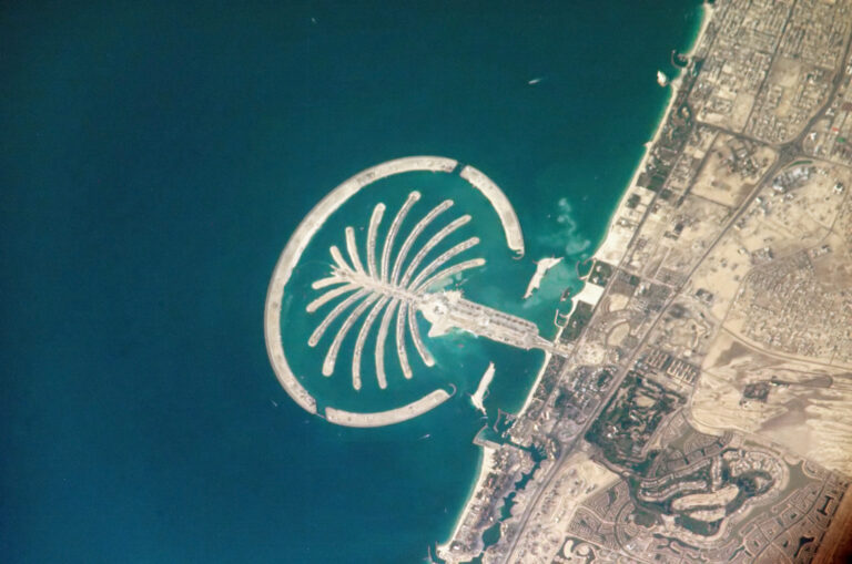 Vedere aeriană a insulei Palm Jumeirah din Dubai, arătând structura unică în formă de palmier.