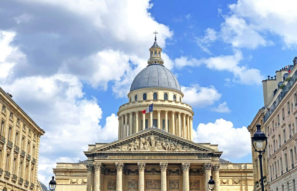 Pantheonul din Paris cu fațada sa impunătoare și domul sub cerul senin.