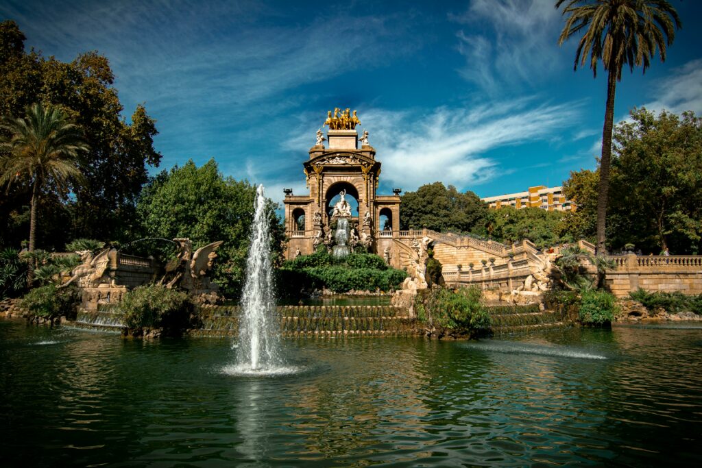 Fântâna monumentală din Parc de la Ciutadella cu sculpturi și apă albastră, Barcelona