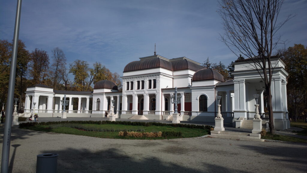 Il Casinò nel Parco Centrale Simion Bărnuțiu a Cluj-Napoca, fotografato in una giornata soleggiata.