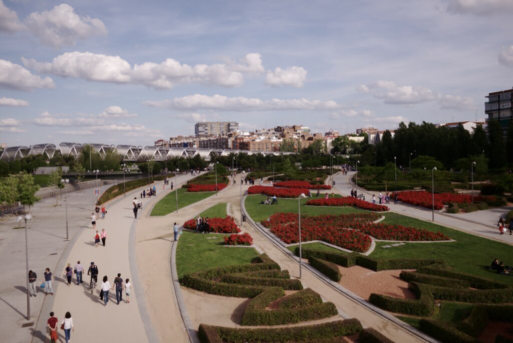 Parco Madrid Rio con il ponte emblematico e aree paesaggiate magnificamente.