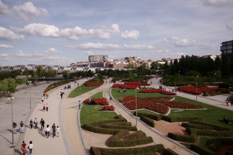 Parco Madrid Rio con il ponte emblematico e aree paesaggiate magnificamente.