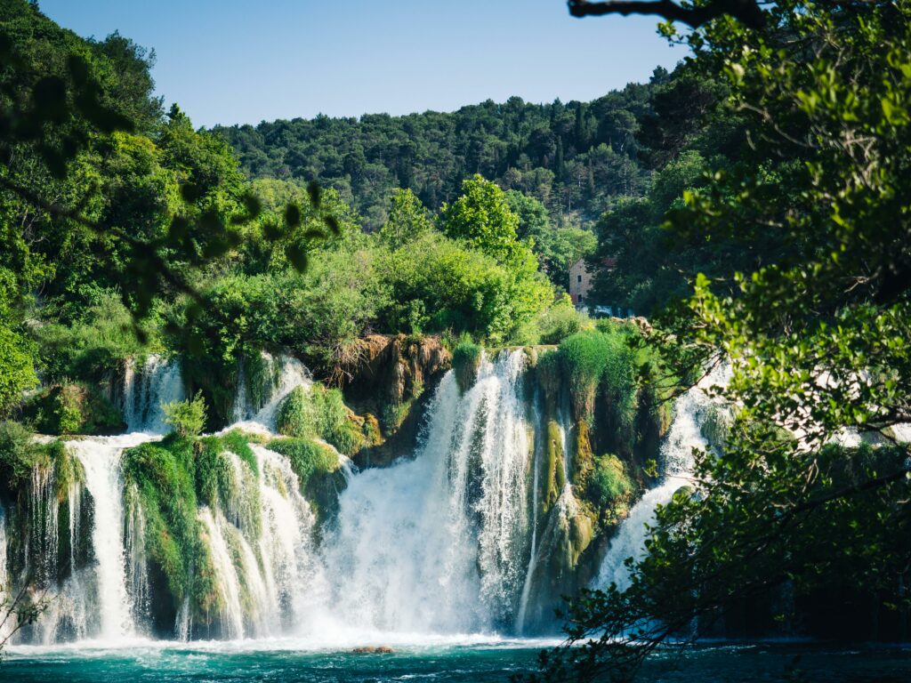 Cascadele din Krka National Park înconjurate de verdeață abundentă.