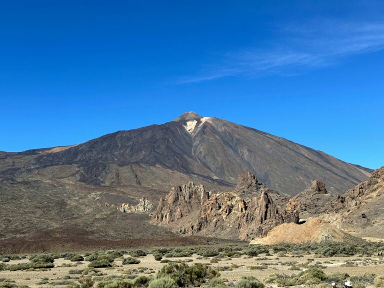 Vulcanul Teide în Parcul Național Teide, Tenerife, cu formațiuni vulcanice și cer senin.