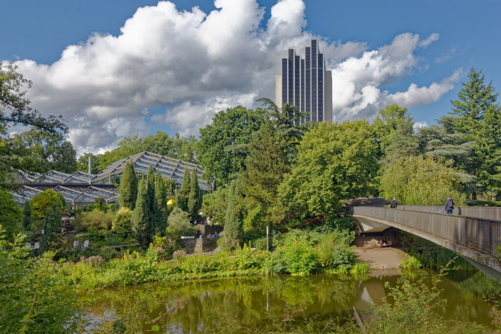 Parco Planten un Blomen ad Amburgo, con lago, ponte e vegetazione densa.