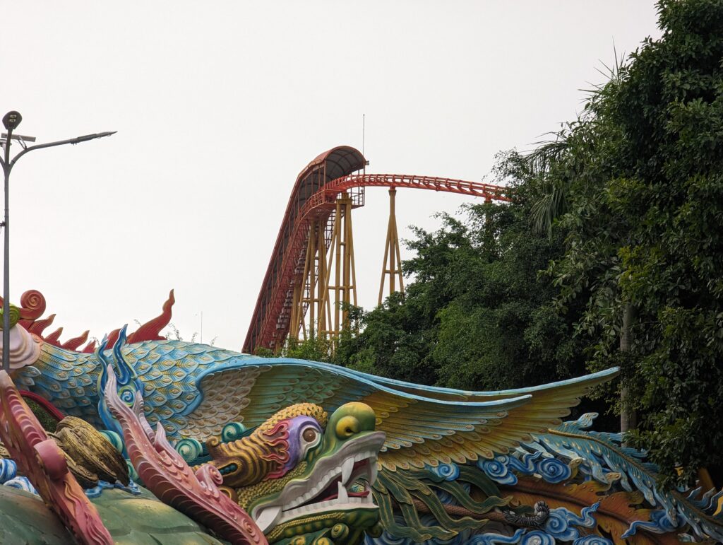 Montagne russe e dettagli decorativi al Suoi Tien Cultural Theme Park di Ho Chi Minh.