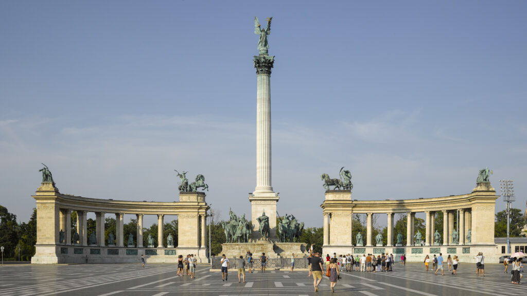 Piazza degli Eroi a Budapest con la colonna centrale e le sculture storiche