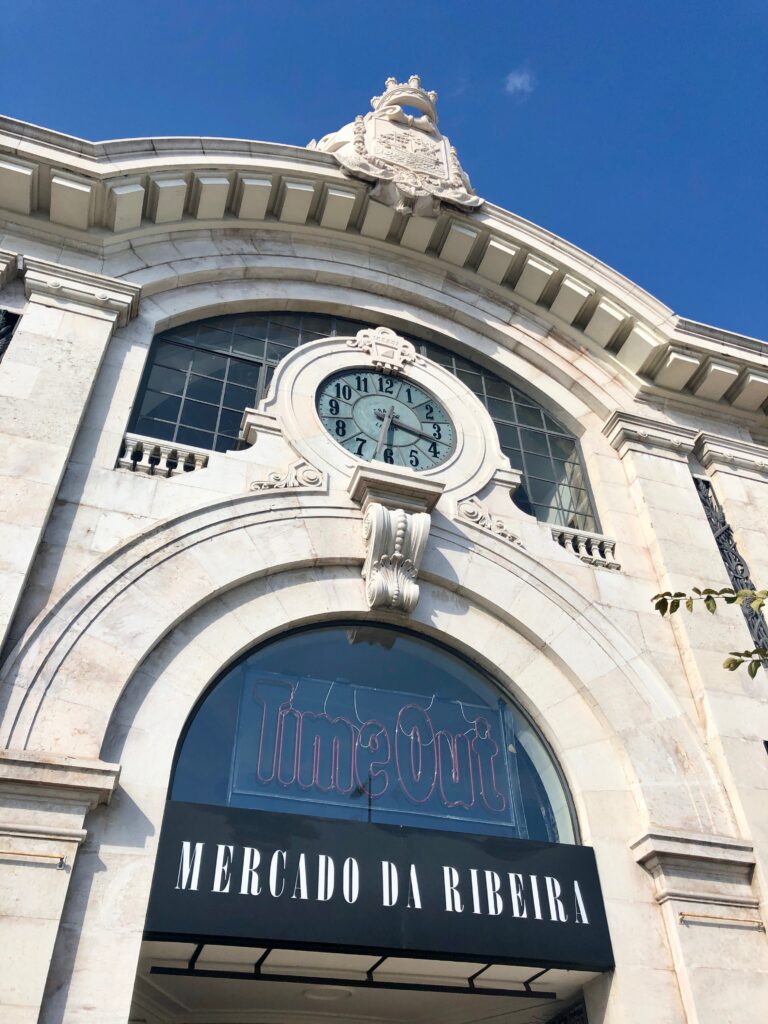 Esterno del Mercado da Ribeira - Time Out Market Lisbona con dettagli architettonici.