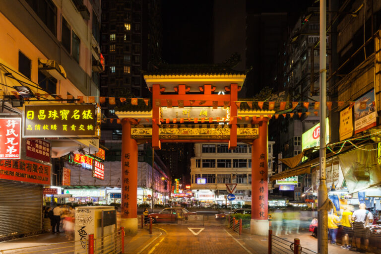 Porta illuminata del Temple Street Night Market di notte a Hong Kong.