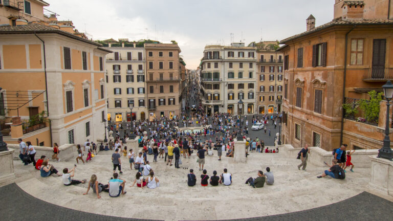 Piazza di Spagna din Roma, cu scările celebre și clădiri istorice în fundal.