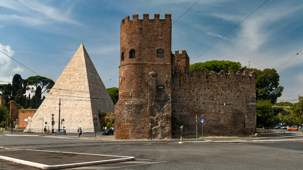 Piramida lui Caio Cestio și Porta San Paolo din Roma, un monument istoric remarcabil.