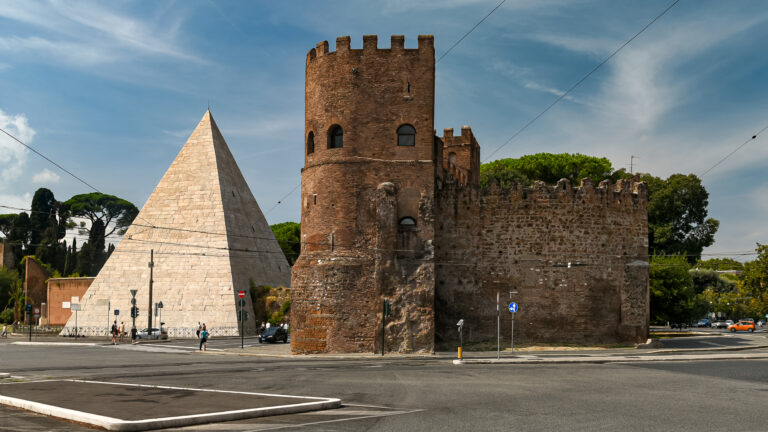Piramida lui Caio Cestio și Porta San Paolo din Roma, un monument istoric remarcabil.