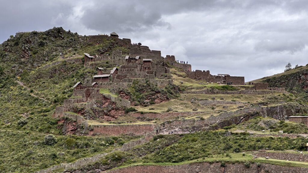 Rovine di Pisac circondate dal paesaggio montano nella Valle Sacra del Perù.