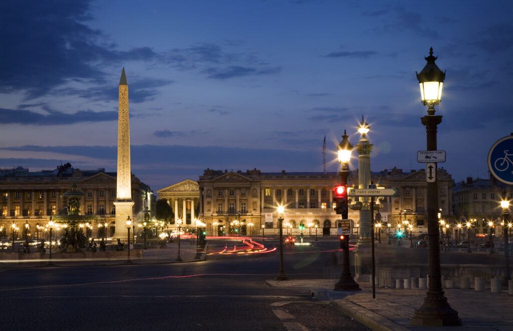 Obeliscul din Place de la Concorde iluminat noaptea, Paris.