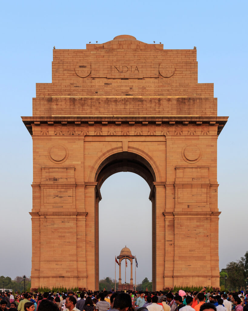 India Gate Delhi, architettura straordinaria catturata in una foto chiara e vibrante.